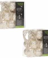 2x stuks zilveren kerstballen slingers met witte led verlichting