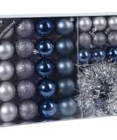 32x kunststof kerstballen mat glans glitter blauw grijs 4 5 8 cm en folieslinger kerstboom versiering decoratie