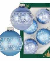 4x glazen ijsblauwe lichtblauwe kerstballen met witte decoratie 7 cm